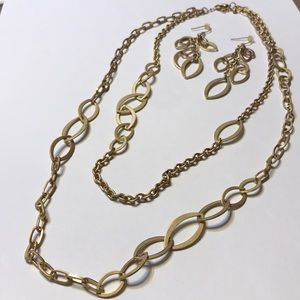 WOMEN’S GOLD NECKLACE AND EARRING SET